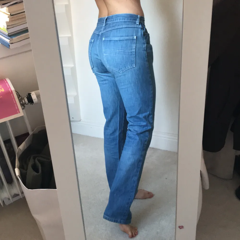 Säljer mina jeans från Filippa K! Lite insydda i midjan (kan sprättas bort) & jättefina vita sömmar. Inga slitage eller fläckar!  Innerbenslängd 84cm och midjemått 77cm (11-12 cm extra om man sprättar upp båda sidor).. Jeans & Byxor.