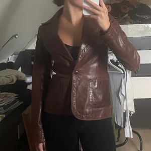 Skinnjacka/kavaj - vintage 🤎 - Vintage skinnjacka/ läderjacka från Bikbok. Köpt secondhand, finns ej kvar att köpa. Perfekt skick och blir bara snyggare för varje år🤎🤎🤎 Äkta. Storlek M men sitter som S. Priset är diskuterbart vid snabb affär!!!!