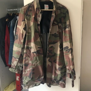 Militär skjorta/jacka - Militär Skjorta/jacka Lång passform  Passar både kvinnor och män Passar till allt Vailent Clothing märke äkta vara Storlek S men lång i passform så passar även M  Går till högsta bud. 