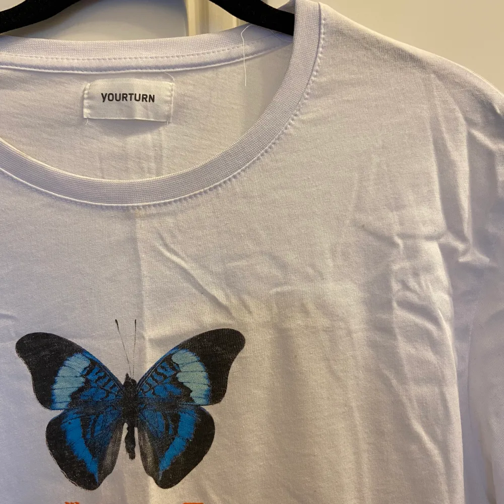 Vit T-shirt med fjärilstryck🦋knappt använd. . T-shirts.