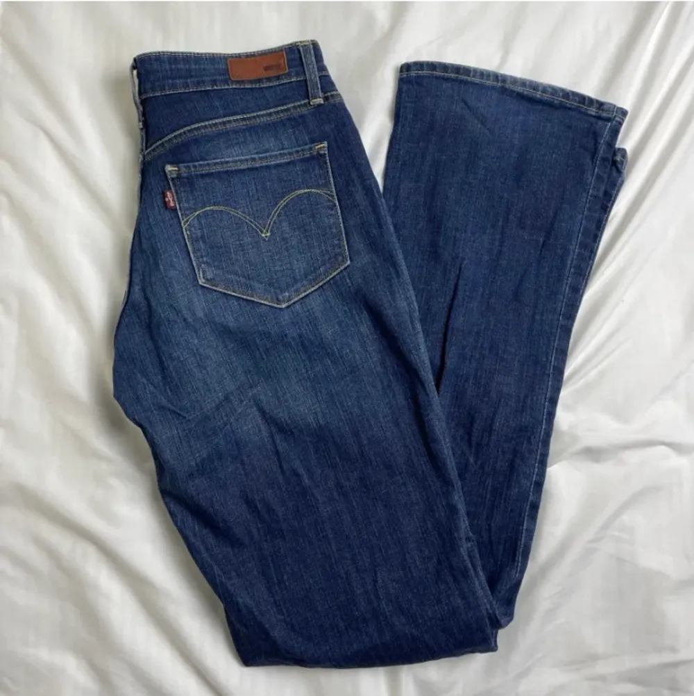 Säljer ett par superfina lågmidjade jeans från Levis. De är köpta här på plick men satt tyvärr inte så bra på mig. De passar  som en 36-38. Väldigt fint skick!! Hör av dig vid frågor och om du är intresserad💓 Bilderna är lånade från förra säljaren. Jeans & Byxor.