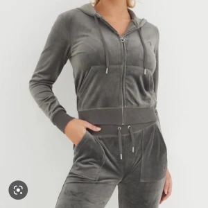 juicy couture  - jag funderar på att sälja mitt mörk grå juicy sett! det är fickor där bak, knappt använt fick det julen 2021 och både byxorna och tröjan är i storlek S