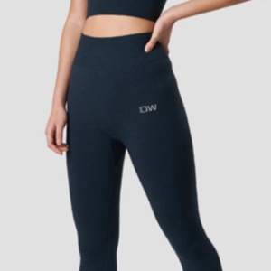 Säljer dessa ICIW leggingsen pga att den ej kommer till användning längre. De ser svarta ut på bilden men är mörkblåa irl. Byxorna har lite ludd på nätet (på baksidan) men som går att få bort enkelt därav priset. 
