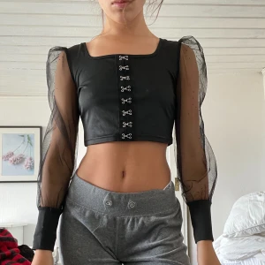 Topp - Perfekt festtopp, skönt tyg mot kroppen och luftiga armar. 🙏🏻