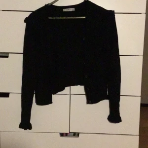 Svart kofta  - Svart kofta från zara med coola volanger
