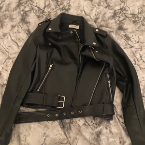 nelly skinn jacka  - en skinnjacka i bra skick nästan inte alls använd får aldrig någon användning. ni bestämmer priset💕