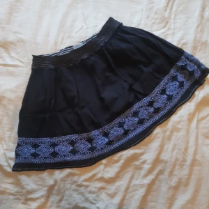 H&M kjol, strl L  - Storlek L, men passar även XL