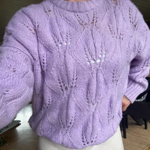 Stickad tröja  - Lila supermjuk stickad tröja med fint mönster. Storlek XL men passar även L. 
