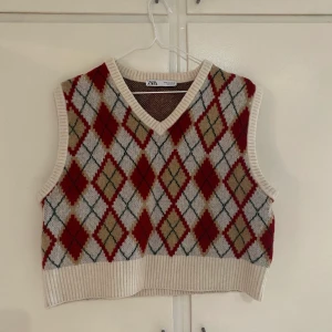 Stickad väst zara - Stickad vöst från zara i storlek M. Den är i väldigt bra skick och använd endast ett fåtal gånger. 