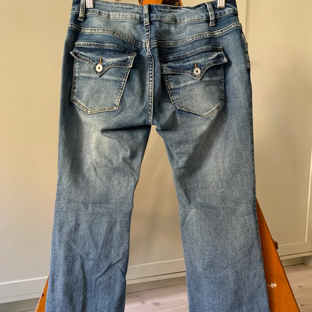 Jätte snygga lågmidjade bootcut jeans i storlek 36 med Coola bakfickor !Väldigt bra skick utan några defekter. Meddela gärna om du vill ha helbilder på jeansen eller har frågor💕köpare står för frakt. Jeans & Byxor.