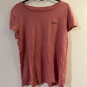 T-shirt  - T-shirt från hm, står ”love” uppe vid ena sidan. Rosa. 