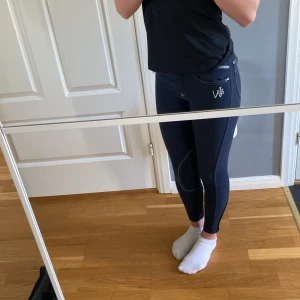 Ridbyxor strl UK20 - John Whitaker ridbyxorna jag säljer har tyvärr blivit för små och är inte andvända många gånger, Dom är i bra skick och dom är i färgen marin blå. Ridbyxorna är orginal.