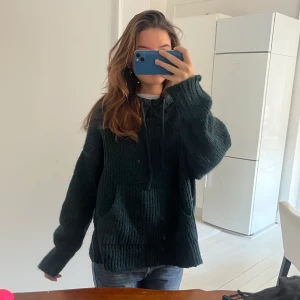 Stickad hoodie!! - Säljer denna stickade Hoodie från zara!!! Super skön och i en så fin mörkgrön färg💗