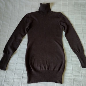 Brun finstickad längre polotröja, poloklänning, storlek S - Brun finstickad poloklänning eller tröja/polotröja i en längre modell. Storlek S. 80% bomull och 20% polyamid. Sparsamt använd. 