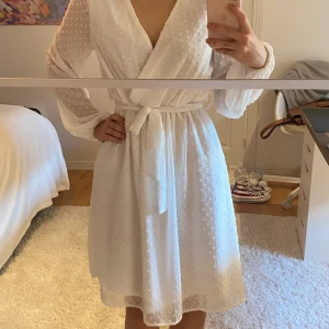 Vit sommarklänning  - Sisters Point klänning. Har använt denna en gång. Har en liten knappt synlig fläck men det kommer nog bort i tvätt (har inte testat). Luftigt material. Perfekt till student, midsommar eller något annat!