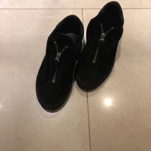 Axel Arigato skor - Hej, säljer mina Arigato skor som är slutsålda överallt! Använda fåtal gånger och i bra cond, storlek 39 men passar även 40. Vid snabbaffär kan jag gå ner i pris👣🖤