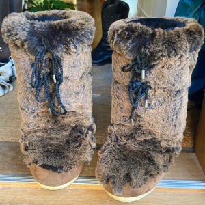 Fluffiga moon boots - SJUKASTE fluffiga moon bootsen!!! Storlek 35-38 men passar på något sätt mig som har 39-40 perfekt, så storlek är sjukt varierande! Verkligen de PERFEKTA vinterskorna!! Galet bekväma också såklart! Köparen står för frakt
