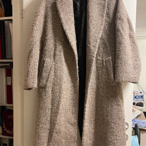 Kappa Mango - Beige/grå oversized kappa från Mango i storlek S. Passar nog även M. Inga defekter eller missfärgningar