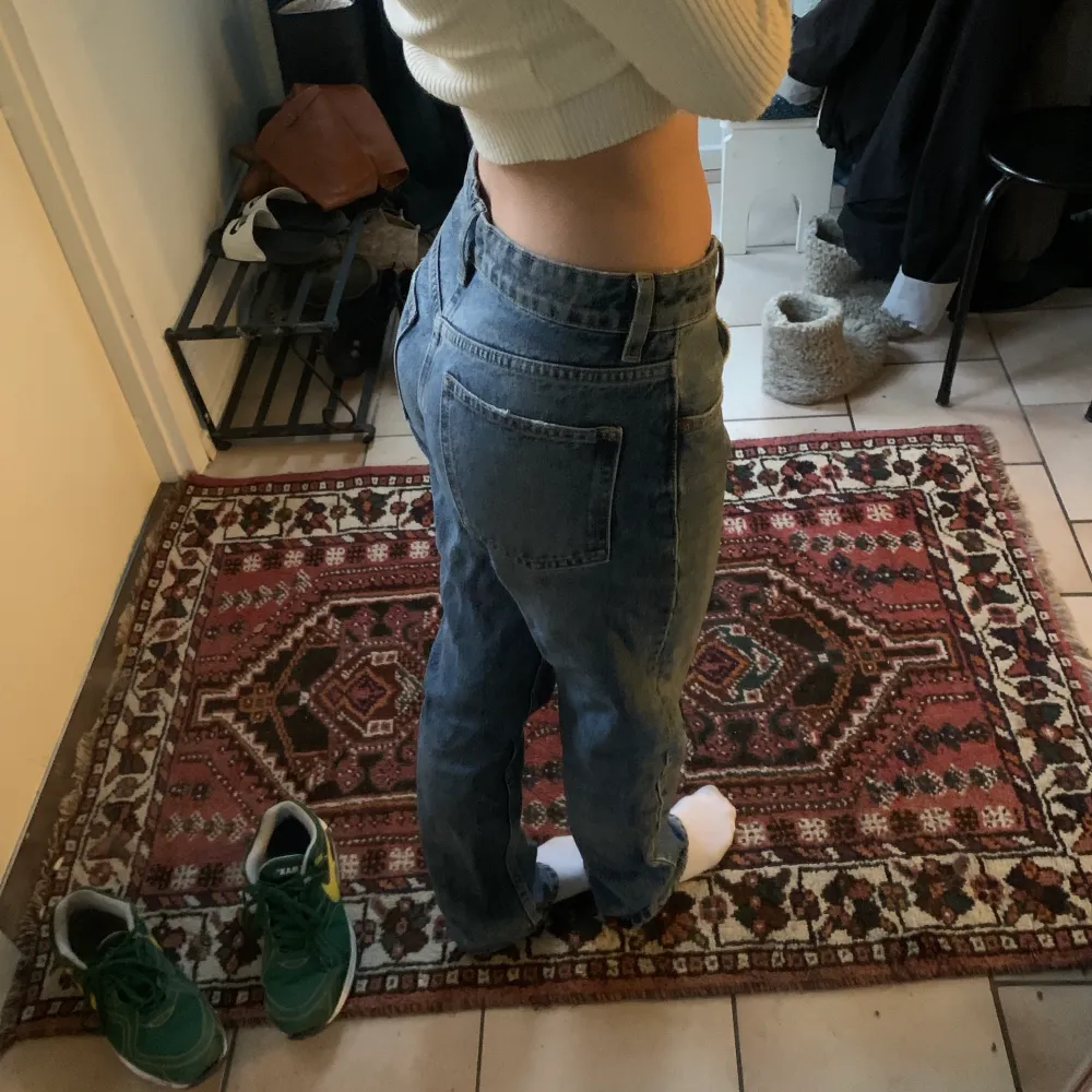 säljer dessa super snygga zara jeans i strl 34, använda bara ett fåtal gånger då jag inte tycker om hur dem ser ut på mig. Jättebra skick det är bara å skriva för fler bilder💜💜. Jeans & Byxor.