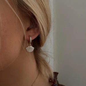 Örhänge snäcka - Vårt fina örhänge ”snäcka” 79kr i guldplätering!🐚 I bild 2 syns även ”saturnus” 79kr i guldplätering🪐! Frakt: 15-29kr*