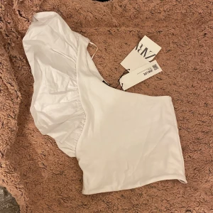 Fin topp  - Jätte fin topp från zara helt ny då den var för lite 🤍