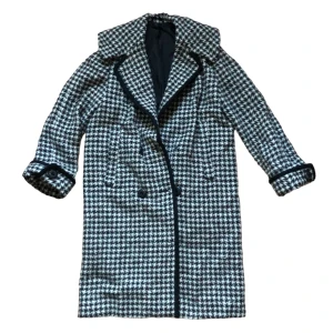 Kappa i handvävt tyg - Höst/vinterkappa i handvävt tyg (hundtandsmönster). Svartvit. Skulle uppskatta den till en 44/48 som på mig (s/m) sitter som en oversize lång kavaj. 