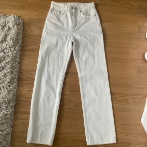 WEEKDAY JEANS - jättefina vita jeans från weekday i modellen voyage (straightleg) Passar tyvärr inte mig och därför säljer jag🥲💓