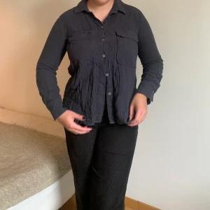 Skjorta - Marinblå skjorta från Zara. Tycker den är superfin men passar mig inte längre tyvärr! skjortan är i superbra kvalitet och den kan tvättas i tvättmaskin! Den är 100% bomull!  Priset kan diskuteras😋