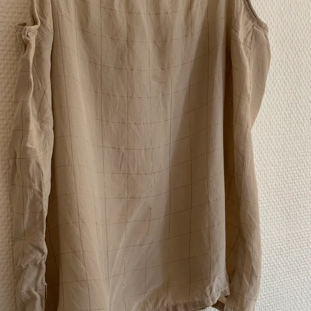Secondhand topp. Lägger sig väldigt fint och är akuten i båda sidorna vid höften . Yläosat.