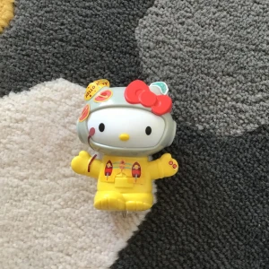 Skitsöt hellokitty prydnad/dekoration!! - -FRAKT: 13kr = 28kr ink  ganska rare? har haft den sen 2012 så söt o ha typ i en vas med blommor/växt <3