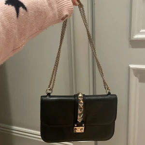 Valentino väska - Säljer denna Jättefina svarta Valentino väska i mycket bra eftersom att den inte kommer till så mycket användning❤️