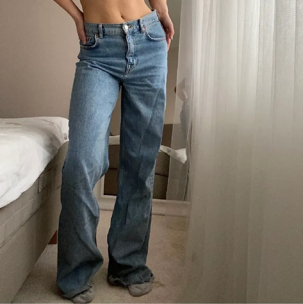 Raka breda jeans från zara i storlek 36, köpta för mer än ett år sen, superfina och ganska välanvända. 85cm i innerbenet. Jeans & Byxor.