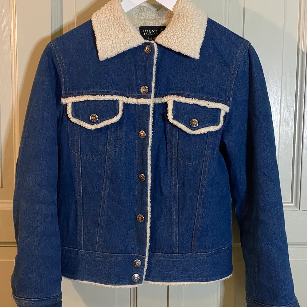 Jeans och ull jacka strlk S/XS från märket ”WANLI”. Väldigt bekväm och värmande. . Jackor.