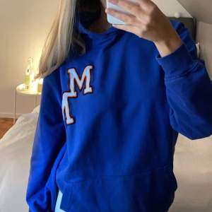 Säljer denna snygga hoodie från Zalando, den är i ett bra skick men tyvärr så kommer den inte till använding:) Storlek M men passar även S