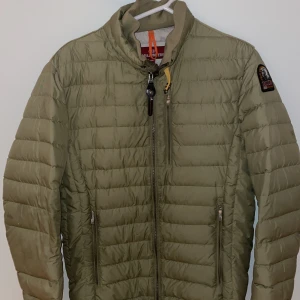 Parajumpers i strl S - Jackan är ett år gammal bra skick som det syns på bilden. 