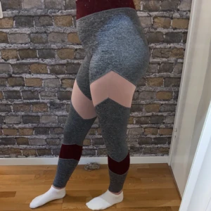 Tränings tights  - Säljer ni mina träningstights, använda kanske 10 ggr men är i fint skick. Innerficka på vänstra fram sida som man kan ha tex nycklar i. Extremt sköna och formar bra. Text innanför som håller på att flagna bort men inget som stör och enkelt att ta bort. 