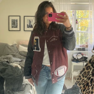 Baseballjacka - Jättefin baseballjacka som är använd fåtal gånger. Skulle säga att den sitter bra på mig som är M i jacka vanligtvis men tycker den är lite för liten om man vill ha oversized. Väldigt varm så passar perfekt till hösten:) Skriv till mig för fler bilder❤️❤️