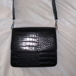 Gina tricot väska  - En svart gina tricot väska  Väldigt bra skick  Nypris: 299kr