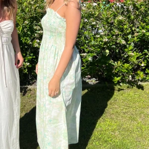 Somrig klänning - Fin klänning, använd 1 gång