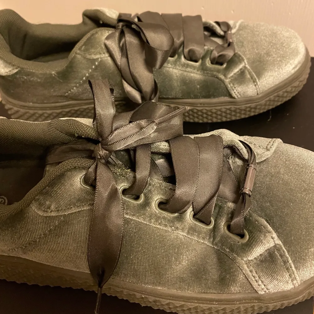 Oanvända sjyssta skor i grön sammet med  skosnören i siden säljes :). Skor.