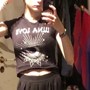 Svart T-shirt  - Svart T-shirt med tryck Mjukt material  Bekväm  Ordinarie pris 99.90kr