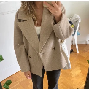 Kort kappa - Säljer denna superfina slutsålda kappa ifrån vila i storlek 42. Sitter lite oversized men ändå snyggt på mig som har storlek s-m i jackor💕Helt ny! Säljer endast för bra bud🥰 DIREKTPRIS: 700 kr