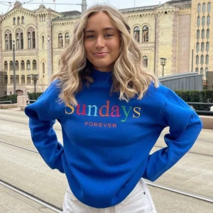 Blå sweatshirt  - Svinsnygg blå sweatshirt från Its May, köpt för 600kr. Använd tre gånger för den är inte min stil direkt men så så mjuk inuti. Sitter lite oversize på mig som har M, kan skicka mer egna bilder!!!!!!🫶🏻🫶🏻🫶🏻 PRIS KAN DISKUTERAS