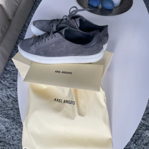 Arigato skor - Tjena, säljer dessa arigato skorna i storlek 47! Använd en gång så de är i princip nyskick. Nypris var runt 2300kr Allt og finns även kvar!