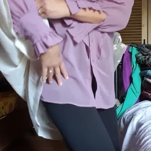 Jeansskjorta, kråsblus i syrenlila - En skjorta i jeans och en kråsblus i viskos i en syrenlila kulör.