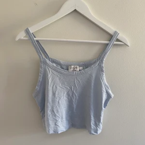 Blått linne - Blått croppat linne från NA-kD, nästan aldrig använt. Passar M oxå beroende hur tajt man vill att den ska sitta. Skriv privat för frågor eller flera bilder. 30kr + frakt ❤️