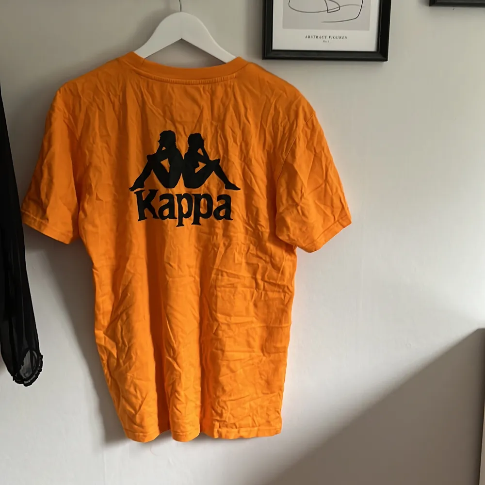 Orange t-shirt från Kappa, storlek large. Supermysig som t.ex. klänning på sommaren.  Köpare står för frakt, ca. 60 kr. T-shirts.