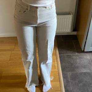 Snygga och bekväma jeans från zara full length, kommer inte till användning längre därför säljs dom. 