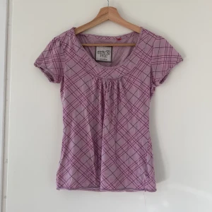 T-shirt  - En fin och enkel t-shirt. Köpt second hand. Budgivning om flera intresserade☺️