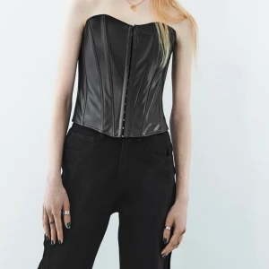 Korsett/croptopp - Säljer nu den här snygga fest korsetten som jag aldrig har använt, inköpt på Zara.🖤  Hör av er vid frågor eller intresse.🥰  Har rensat min garderob så kika gärna på mina övriga annonser.😍